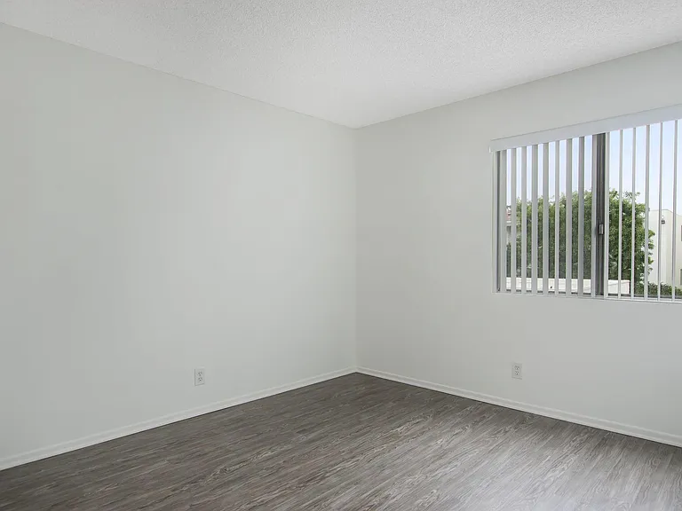 401 S Hoover — Photo 26