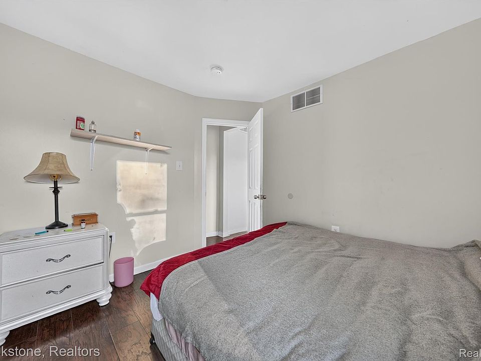 132 E Howard St, photo 19