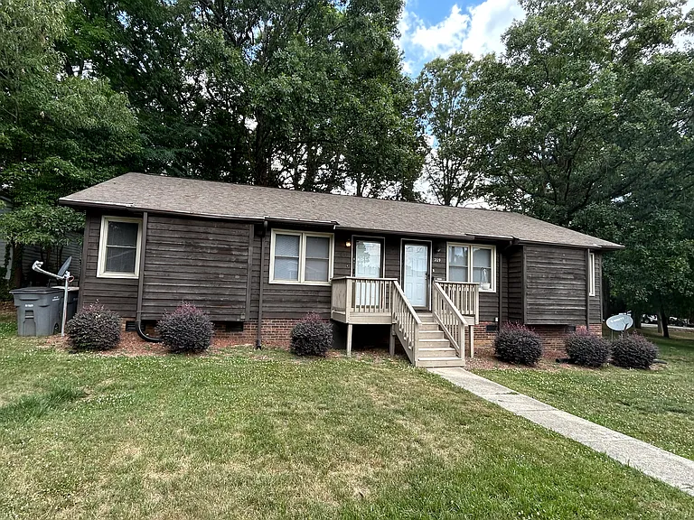 207 Brook St — Photo 1