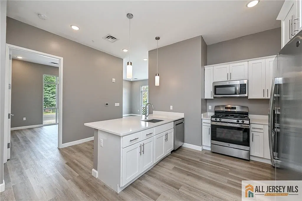 2 bed, 1.0 bath, $3,400 — Photo 4