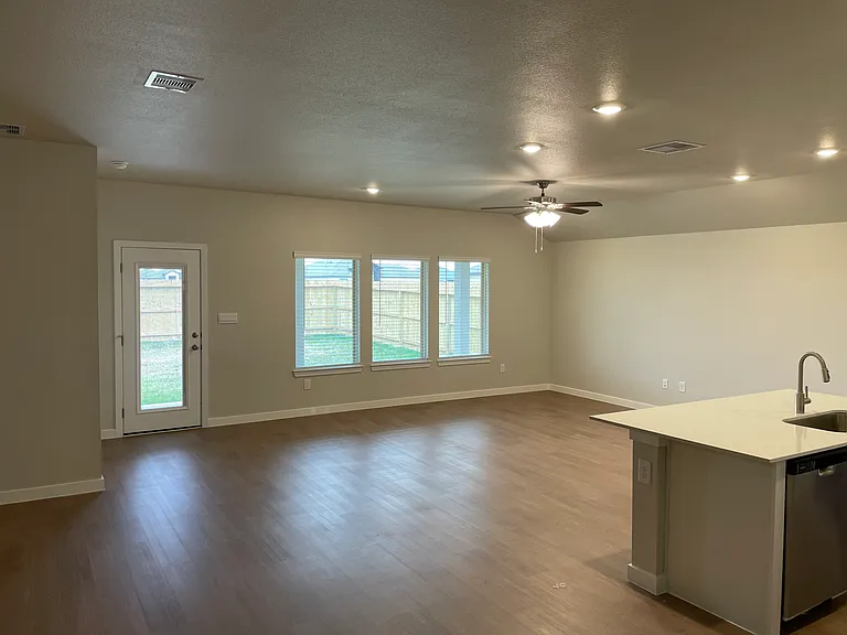 1405 Irigoyen St — Photo 9