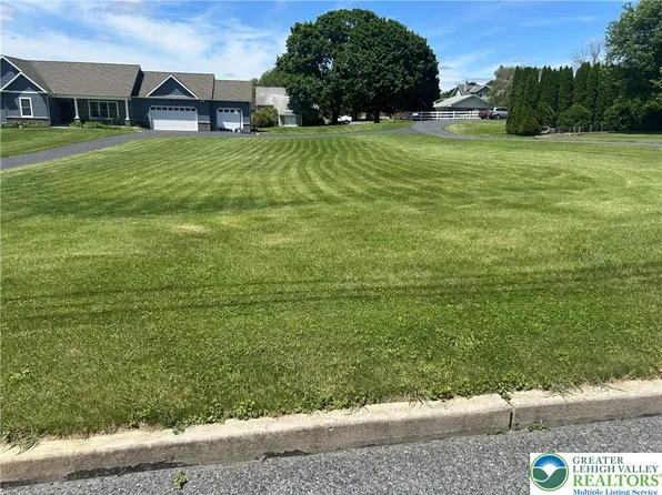 214 Wolf St, Bath, PA 18014