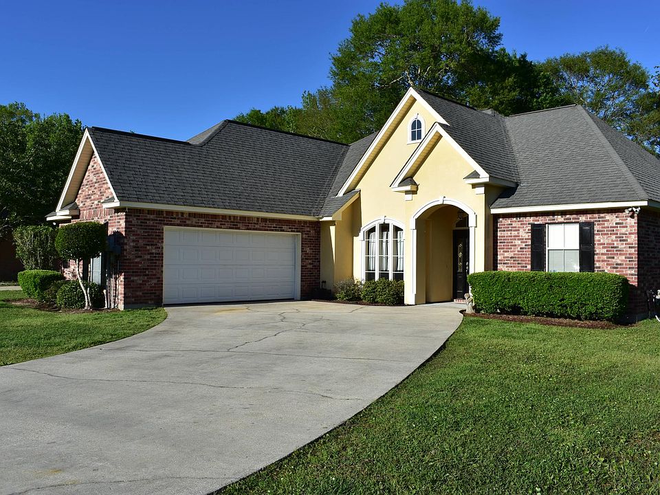 3 BR 2 BA 1623 sf, fence, fireplace