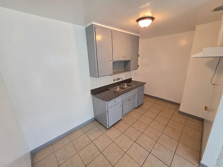 12521 York Ave — Photo 2