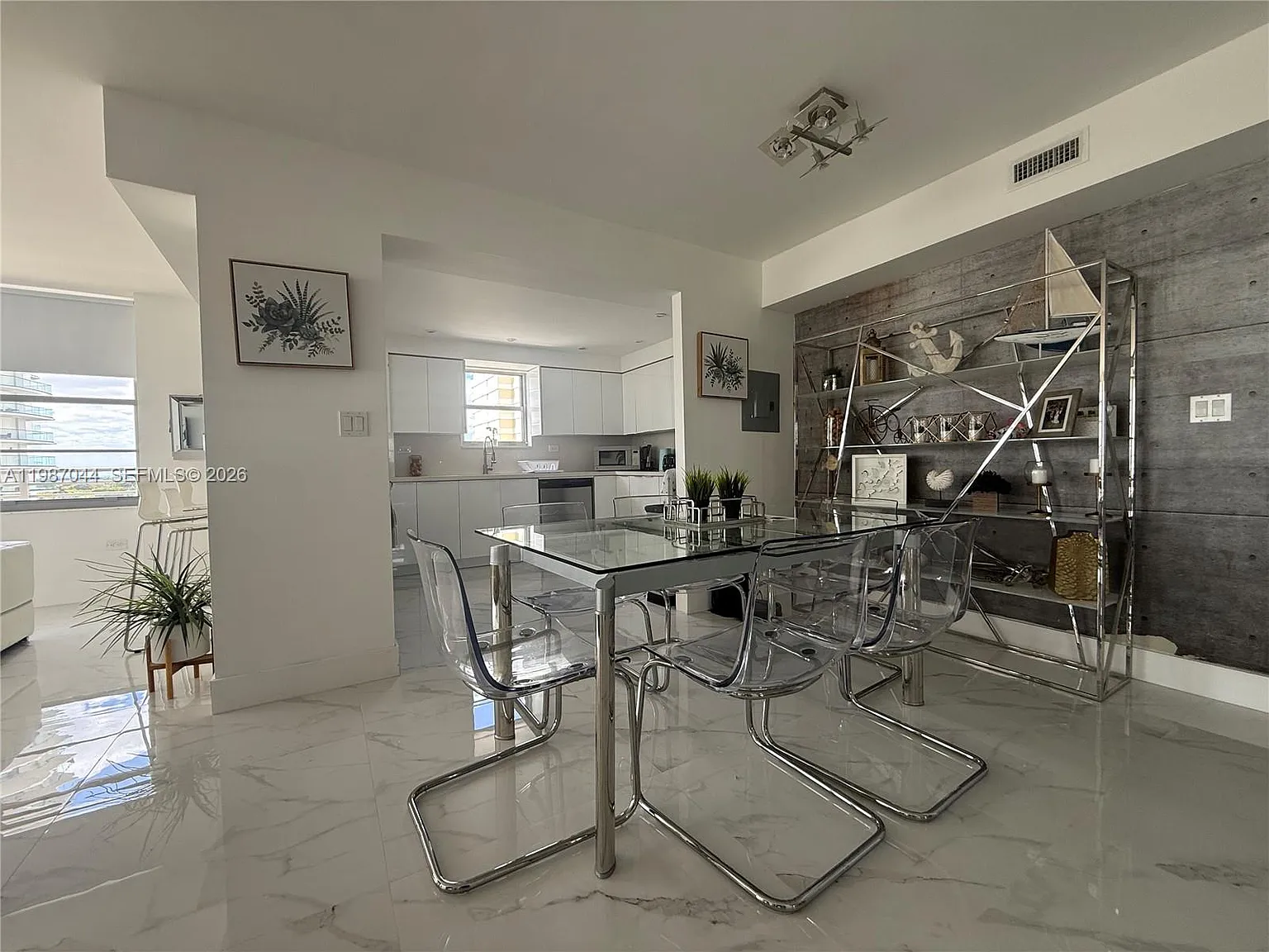 Oceanside Plaza Condo — Photo 4