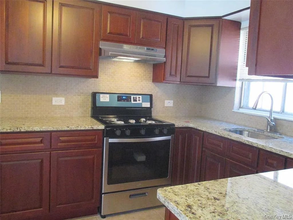 3 bed, 1.0 bath, 1118 sqft, $3,200 — Photo 2