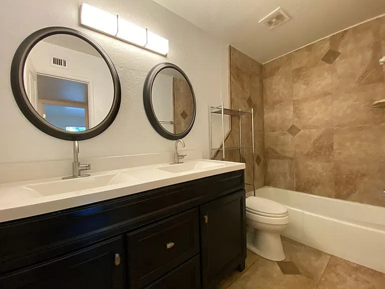 1 and 2 Bedrooms Great Location with Community Pool and Onsite Laundry! 1/2 of Mile from U of A — Photo 34