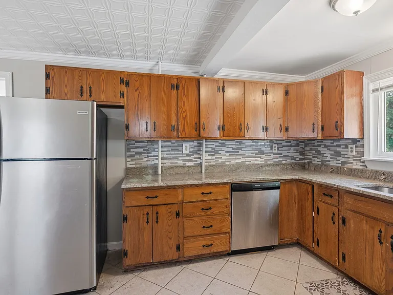 420 Britton St — Photo 7