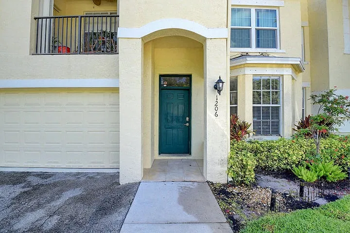 2 bed, 1353 sqft, $2,700 — Photo 2