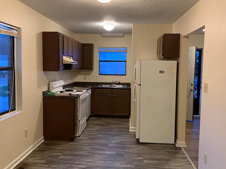 1417 Cherrycrest Dr #B — Photo 2