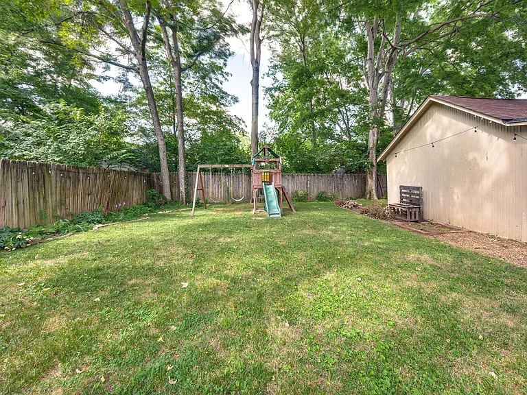 1114 Woodvale Dr — Photo 30
