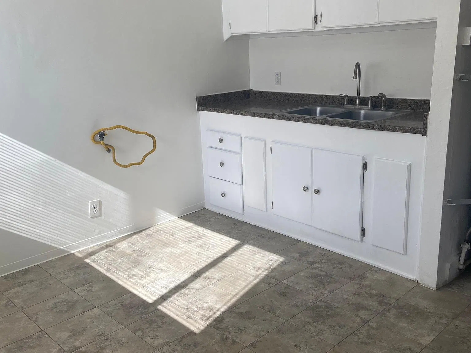 1018 S Fetterly Ave — Photo 4