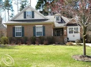 2745 Signature Cir, Pinckney, MI 48169