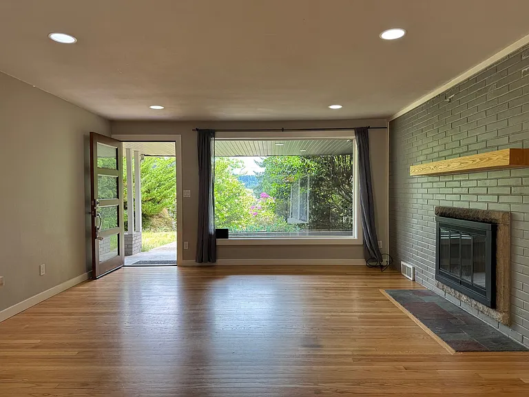 10005 NE 31st Pl — Photo 1