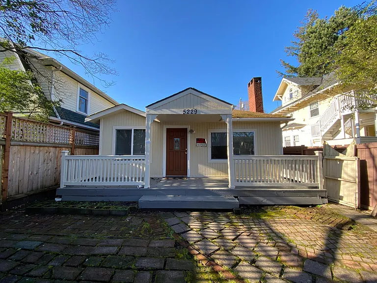 5229 17th Ave NE — Photo 1