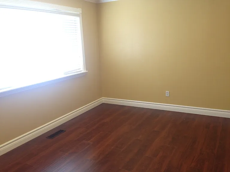 1639 E Saint Charles Pl — Photo 4