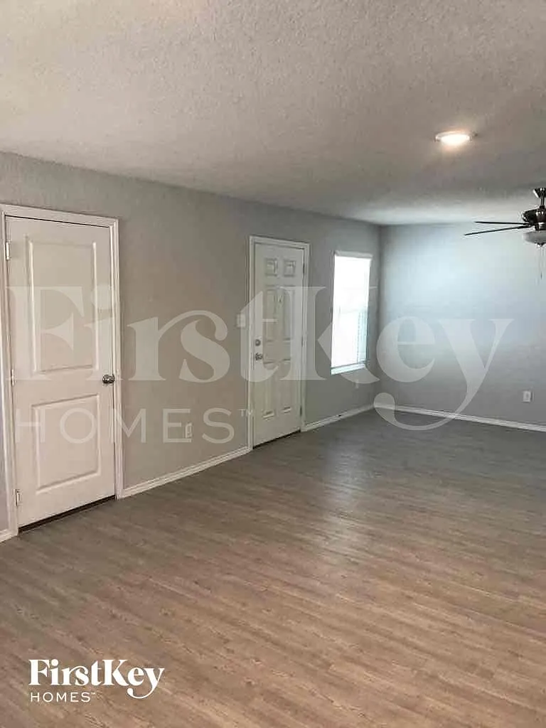 3 bed, 2.0 bath, 1440 sqft, $1,800 — Photo 3