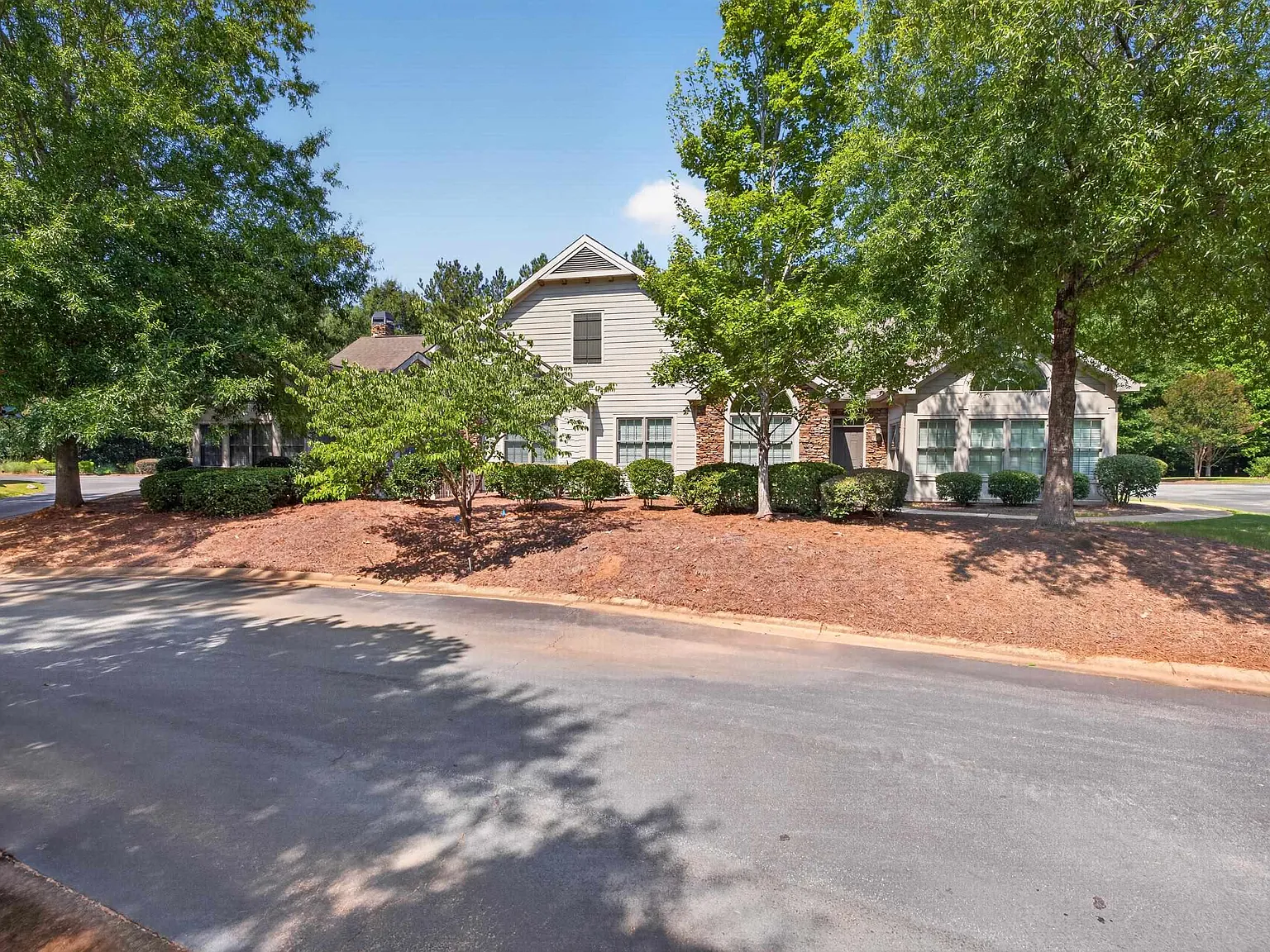 3 bed, 2.0 bath, 1892 sqft, $3,000 — Photo 3