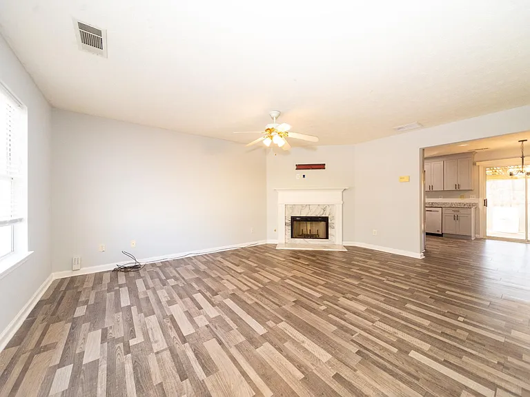 811 Sugar Oak Ln — Photo 3