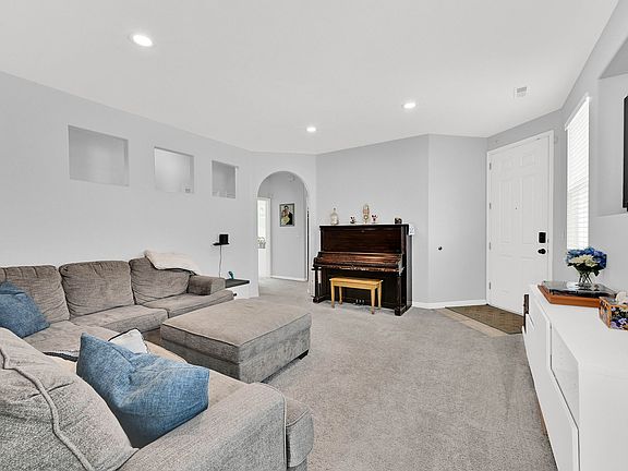 3rd image of 302 N Foxboro Dr