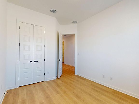 5th image of 553 Darley Oak Dr