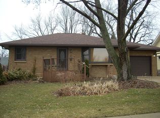 9 E Eureka Dr, Lemont, IL 60439