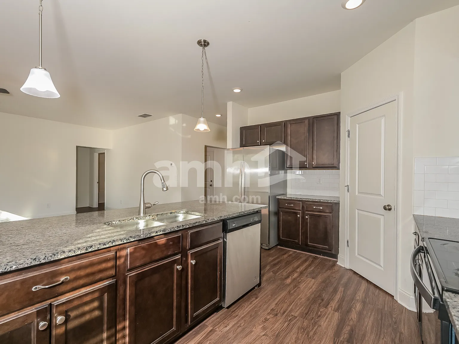 5 bed, 3.0 bath, 2850 sqft, $2,840 — Photo 3