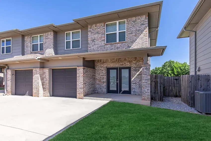 3 bed, 2.5 bath, 1500 sqft, $1,795 — Photo 3