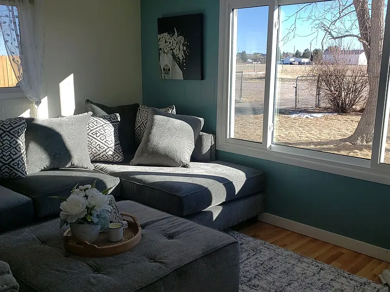 312 E Laughlin Rd — Photo 2