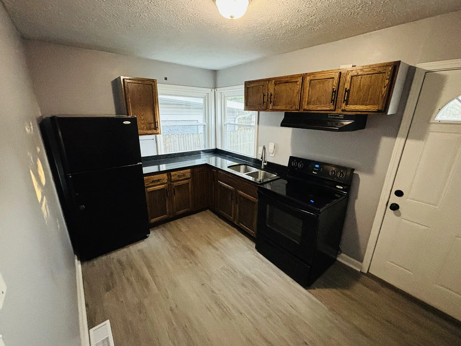 3 bed, 2160 sqft, $1,550 — Photo 4