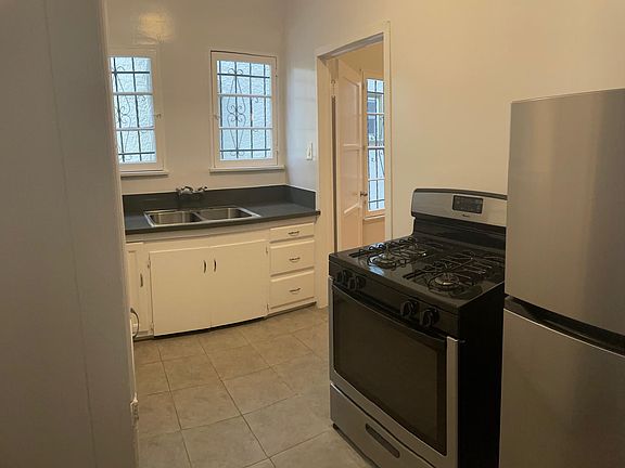 5th image of 173 N Sycamore Ave #1