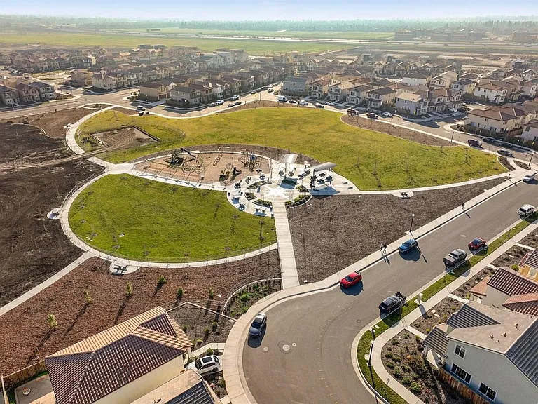 Airfield Park (9.4 acre: walking distance)