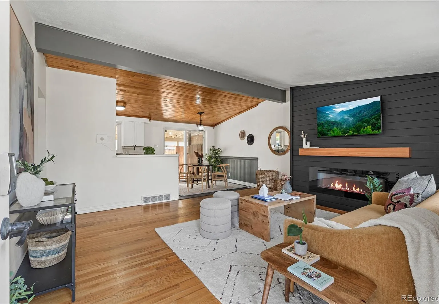3 bed, 2.0 bath, 1056 sqft, $2,925 — Photo 1
