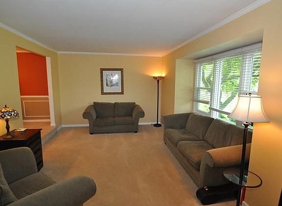4th image of 24 Williamsburg Dr