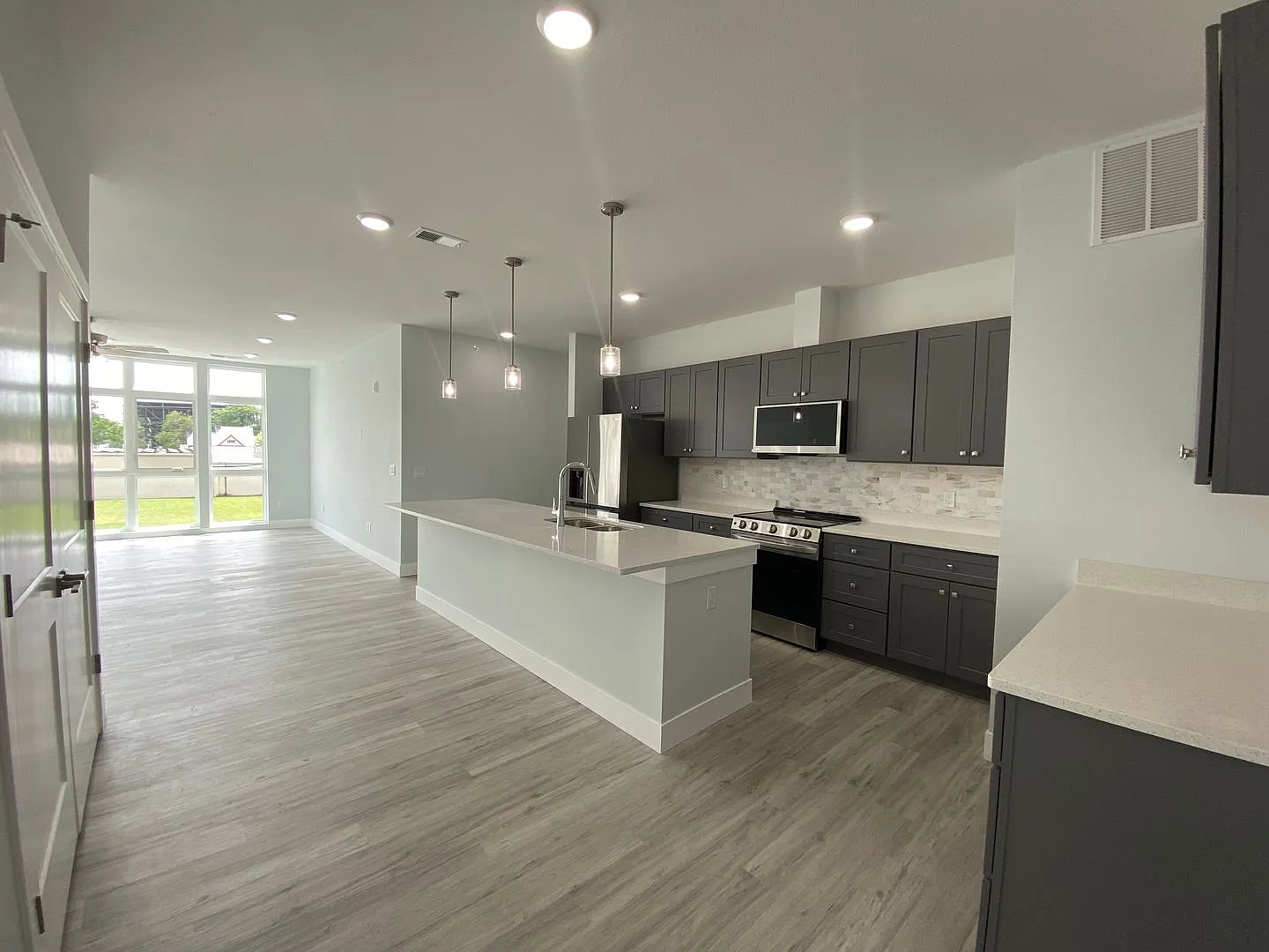 132 E University — Photo 2
