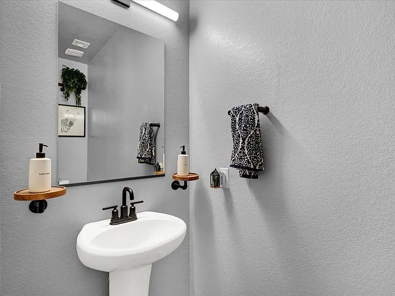 7481 Moonglade St — Photo 10