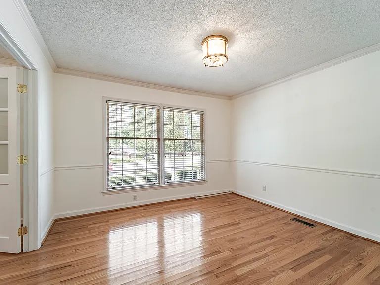 605 Regent Rd — Photo 28