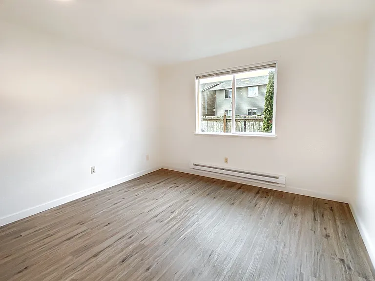 Spacious 2 Bedroom - Excellent Location! — Photo 10