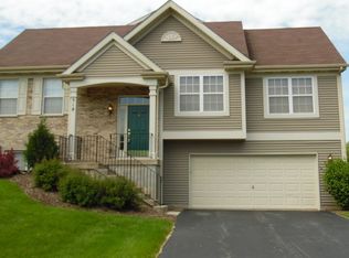 518 Lincoln Station Dr, Oswego, IL 60543