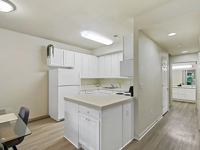 Saratoga West Apartments — Photo 25