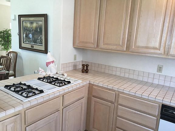 Kitchen with dinning room pass through