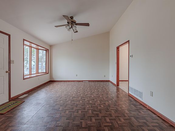 5th image of 213 Amhurst Rd N