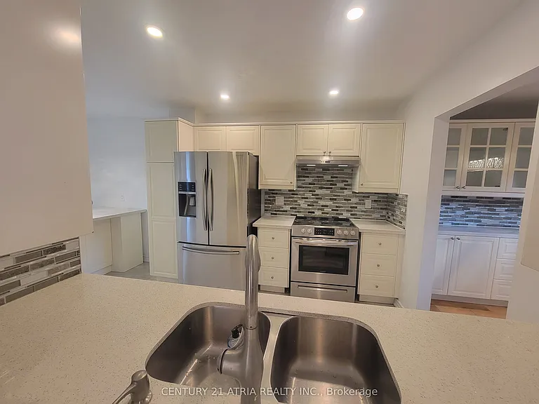 28 Holsworthy Cres — Photo 13