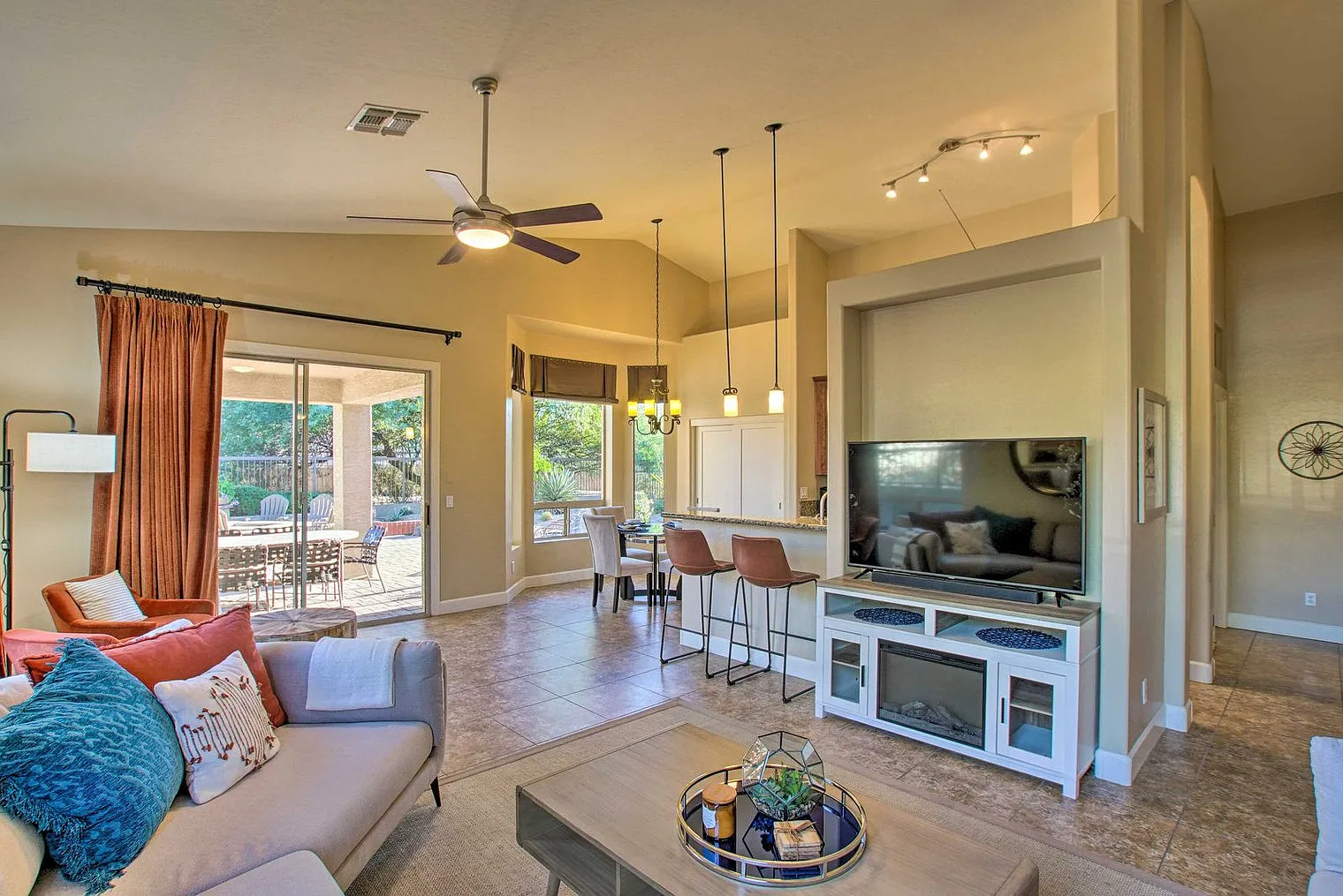 3 bed, 2.0 bath, 1560 sqft, $4,096 — Photo 2