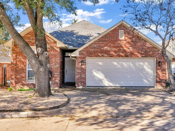 12 Country Club Pl, Waxahachie, TX 75165