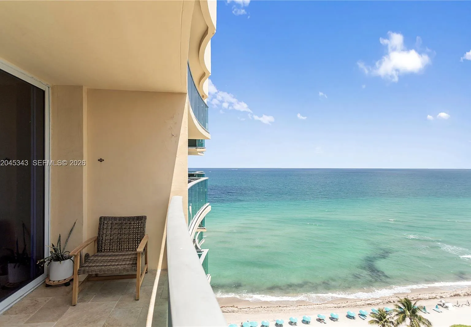 Wave Condo — Photo 2