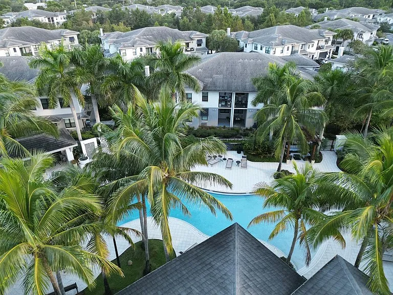 The Hamptons at Palm Beach Gardens Apartments — Photo 26