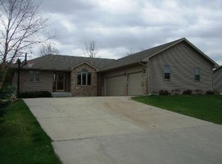 932 Valley Rd, Poynette, WI 53955