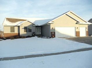 464 Sunset Dr, Fairfax, IA 52228