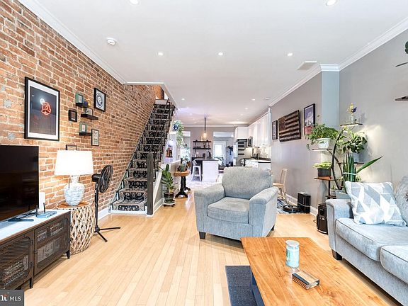 5th image of 216 S Highland Ave